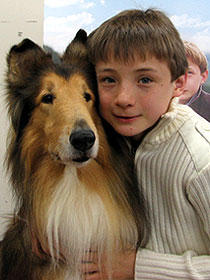 コリー犬の“オージ”とジョナサン・メイソン 衣裳協力：BeBe