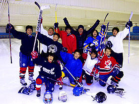 2度目の映画監督に挑む陣内孝則と ホッケーチームの少年たち