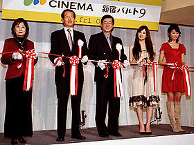 オープニングセレモニーで行われたテープカットの模様