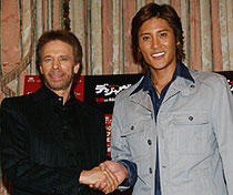 (左から)ジェリー・ブラッカイマー、新庄剛志氏