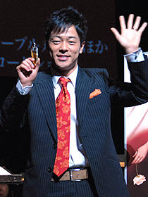 右手に香水、左手の薬指には指輪 新婚ホヤホヤの陣内智則