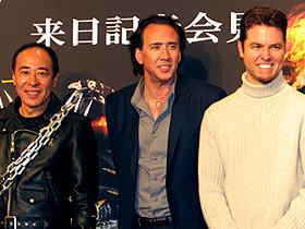 （左から）モト冬樹、ニコラス・ケイジ、 マーク・スティーブン・ジョンソン監督
