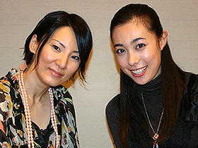 「素敵な夜、ボクにください」 (左から)主題歌を担当した広瀬香美、 主演の吹石一恵