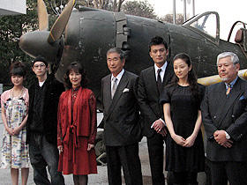 都知事、お戯れを。 （左から）多部未華子、窪塚洋介、 岸惠子、石原慎太郎都知事、徳重聡、中越典子、新城卓監督