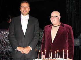 奇抜なキャラクターたちに扮する「リトル・ブリテン」 （左から）デビッド・ウォリアムズ、マット・ルーカス