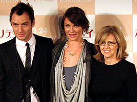 （左から）ジュード・ロウ、キャメロン・ディアス、 ナンシー・メイヤーズ監督