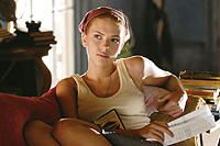 ウッディ・アレンもメロメロ！スカーレットがヴォーグの表紙に