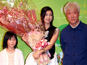 「サイドカーに犬」 （左から）松本花奈、竹内結子、根岸吉太郎監督