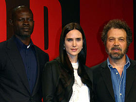 「ブラッド・ダイヤモンド」(左から)ジャイモン・フンスー、 ジェニファー・コネリー、エドワード・ズウィック監督