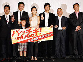 （左から）藤井隆、井坂俊哉、今井悠貴、中村ゆり、 西島秀俊、井筒和幸監督、李鳳宇エグゼクティブプロデューサー