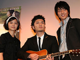 「初雪の恋／ヴァージン・スノー」 （左から）宮崎あおい、森山直太朗、イ・ジュンギ