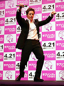 ヒュー・グラントがジャパンプレミアで苦手なダンスを披露