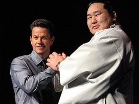 戦う男同士ががっちり手を組んだ！ （左から）マーク・ウォールバーグ、朝青龍