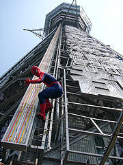 スパイダーマンが大阪のシンボル、通天閣をジャック！