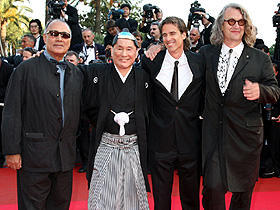 “世界のキタノ”がちょんまげカツラでレッドカーペットに登場！