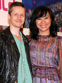 100カ所以上のボカシは監督自ら入れました！ （左から）ジョン・キャメロン・ミッチェル監督、 リー・スックイン