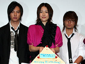 長澤まさみ、晴れて大人になりました！ （左から）塚本高史、長澤まさみ、山田孝之