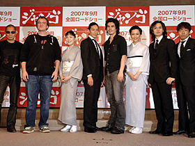 （左から）三池崇史監督、Q・タランティーノ、桃井かおり、 伊勢谷友介、伊藤英明、木村佳乃、安藤政信、香川照之