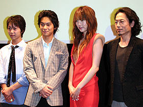 身体を動かしながら演じた声優陣 (左から)栩原楽人、柳楽優弥、菊地凛子、三上博史