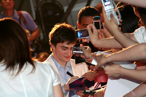 ダニエル・ラドクリフ来日！六本木ヒルズに魔法の光の塔が出現！