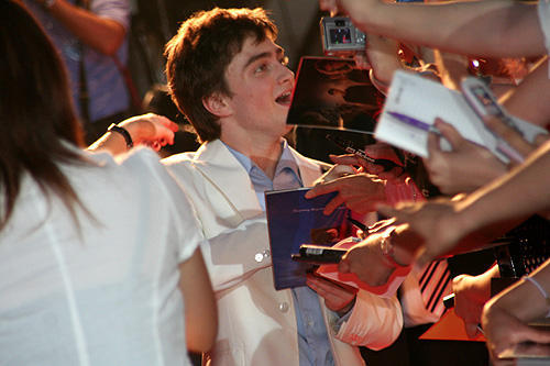 ダニエル・ラドクリフ来日！六本木ヒルズに魔法の光の塔が出現！