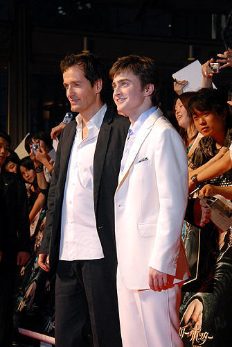 ダニエル・ラドクリフ来日！六本木ヒルズに魔法の光の塔が出現！