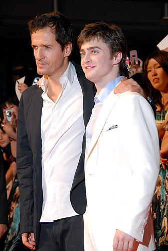 ダニエル・ラドクリフ来日！六本木ヒルズに魔法の光の塔が出現！