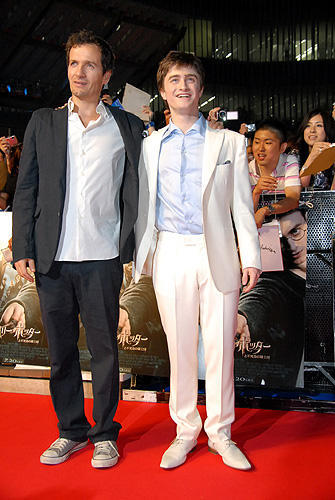 ダニエル・ラドクリフ来日！六本木ヒルズに魔法の光の塔が出現！