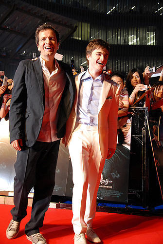 ダニエル・ラドクリフ来日！六本木ヒルズに魔法の光の塔が出現！