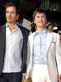 ダニエル・ラドクリフ来日！六本木ヒルズに魔法の光の塔が出現！