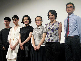 与論島にはゆる～い風が吹いてます！ （左から）加瀬亮、市川実日子、小林聡美、もたいまさこ、 荻上直子監督、光石研