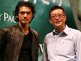 今日は飲んでません！ （左から）金城武、アンドリュー・ラウ監督