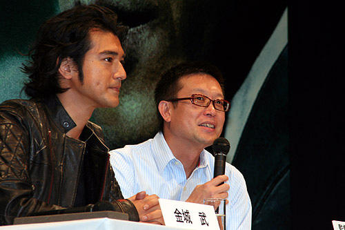 金城武、撮影現場で毎日飲んだくれ？「傷だらけの男たち」会見