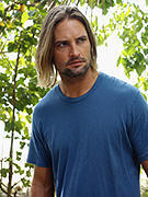 「LOST」のジョシュ・ホロウェイ、モデルに戻ってハワイで撮影