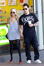 養父ライオネルも大喜び!? 彼氏のジョエル・マッデン（右）と 一緒の二コール・リッチー