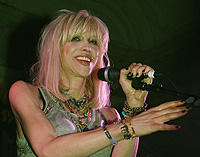 コートニー・ラブ、「求む！ゴスロリ風の日本人チェロ奏者」