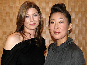 恋も仕事も多忙なインターン！「グレイズ・アナトミー」 （左から）エレン・ポンピオ、サンドラ・オー