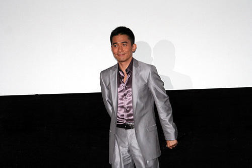 トニー・レオン緊急来日。中越沖地震被災者へメッセージも