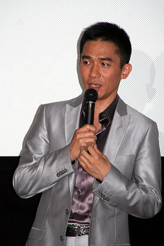 トニー・レオン緊急来日。中越沖地震被災者へメッセージも