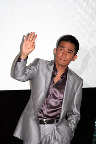 トニー・レオン緊急来日。中越沖地震被災者へメッセージも