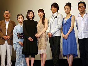 「夕凪の街 桜の国」 (左から)佐々部清監督、藤村志保、麻生久美子、 田中麗奈、吉沢悠、中越典子、伊崎充則
