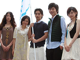 男たちに包帯を巻いてあげたい！ （左から）関めぐみ、石原さとみ、柳楽優弥、田中圭、佐藤千亜妃