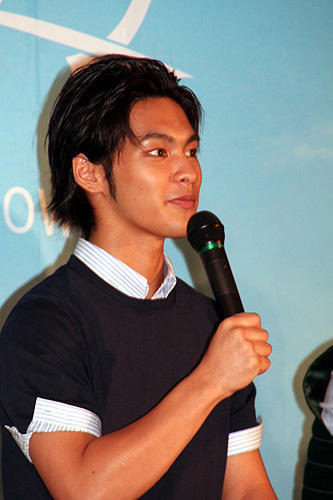 柳楽優弥主演「包帯クラブ」会見は男同士がいたわりあう場に？