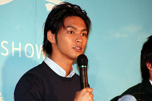 柳楽優弥主演「包帯クラブ」会見は男同士がいたわりあう場に？