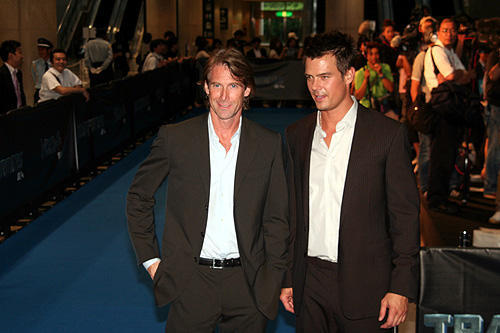 東京ビッグサイトに巨大ロボット出現！「トランスフォーマー」プレミア