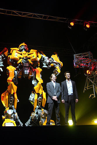 東京ビッグサイトに巨大ロボット出現！「トランスフォーマー」プレミア