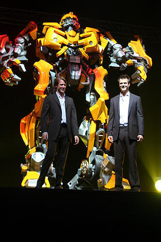 東京ビッグサイトに巨大ロボット出現！「トランスフォーマー」プレミア