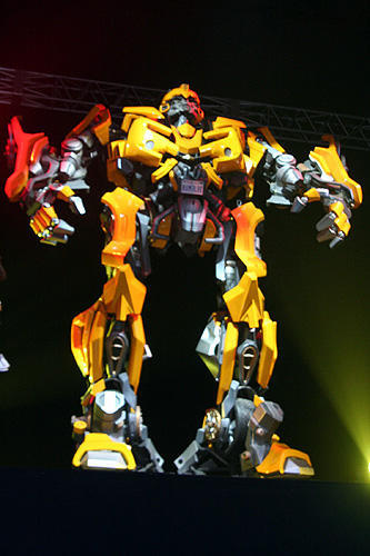 東京ビッグサイトに巨大ロボット出現！「トランスフォーマー」プレミア