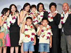 「Life／天国で君に逢えたら」（左から）川島海荷、真矢みき、 伊東美咲、大沢たかお、哀川翔、新城毅彦監督ほか子供たち