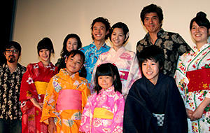 浴衣の子供たちがまぶしい「天然コケッコー」 （後列左から）山下敦弘監督、柳英里沙、夏川結衣、岡田将生、 夏帆、佐藤浩市、藤村聖子 （前列左から）本間るい、宮澤沙耶、森下翔梧